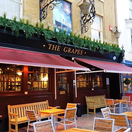 ホテル The Grapes Pub サウサンプトン エクステリア 写真